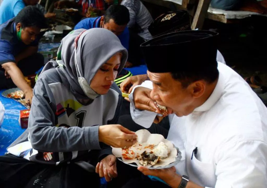 Bikin Baper, BHS-Taufiq Tampil Mesra Bersama Istri