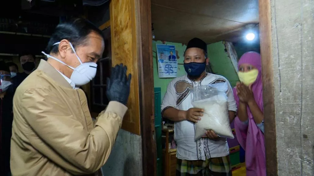 Presiden Blusukan Bagikan Sembako dan Paket Obat untuk Masyarakat