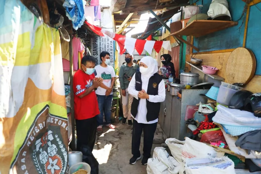 Di Gang Kelinci Khofifah Beri Sembako & Borong Sayuran