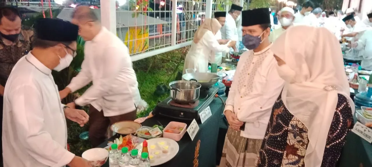 Gubernur Khofifah Lomba Memasak Bandeng Gresik bersama Kepala OPD Jatim