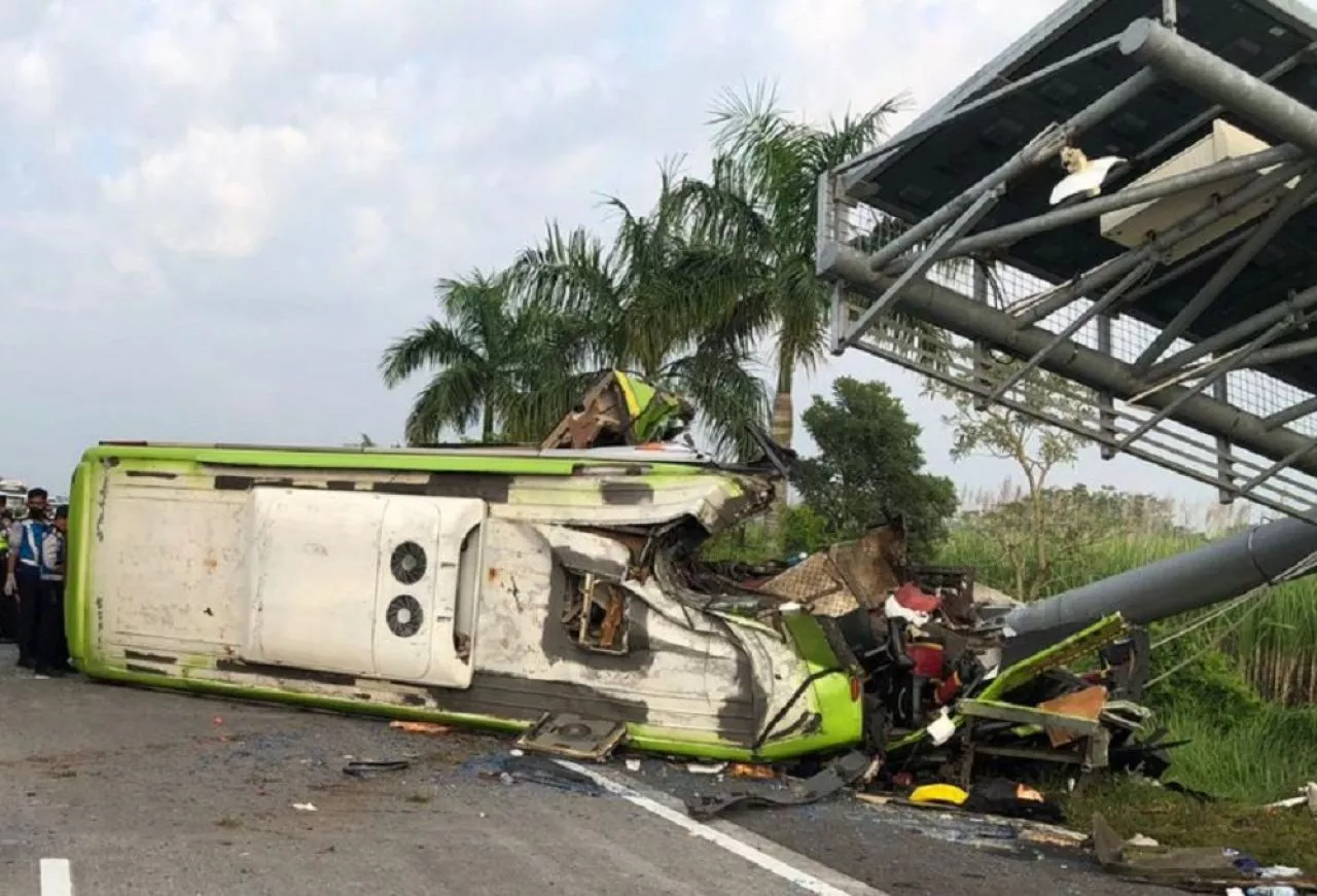 13 korban tewas dan 12 orang luka berat, Kecelakaan Tol Surabaya-Mojokerto
