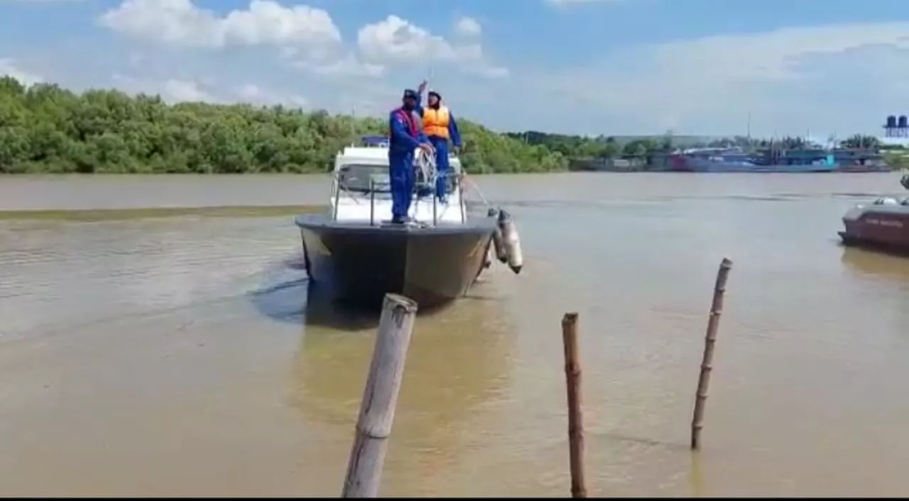 Polairud Polda Jatim Evakuasi Perahu Nelayan Tenggelam di Perairan Lamongan