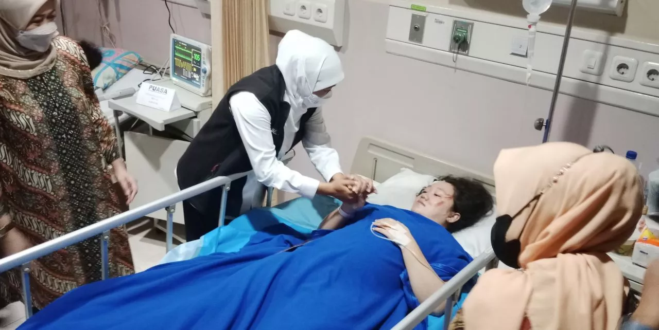Gubernur Khofifah Jenguk Korban Kecelakaan Bus Pariwisata
