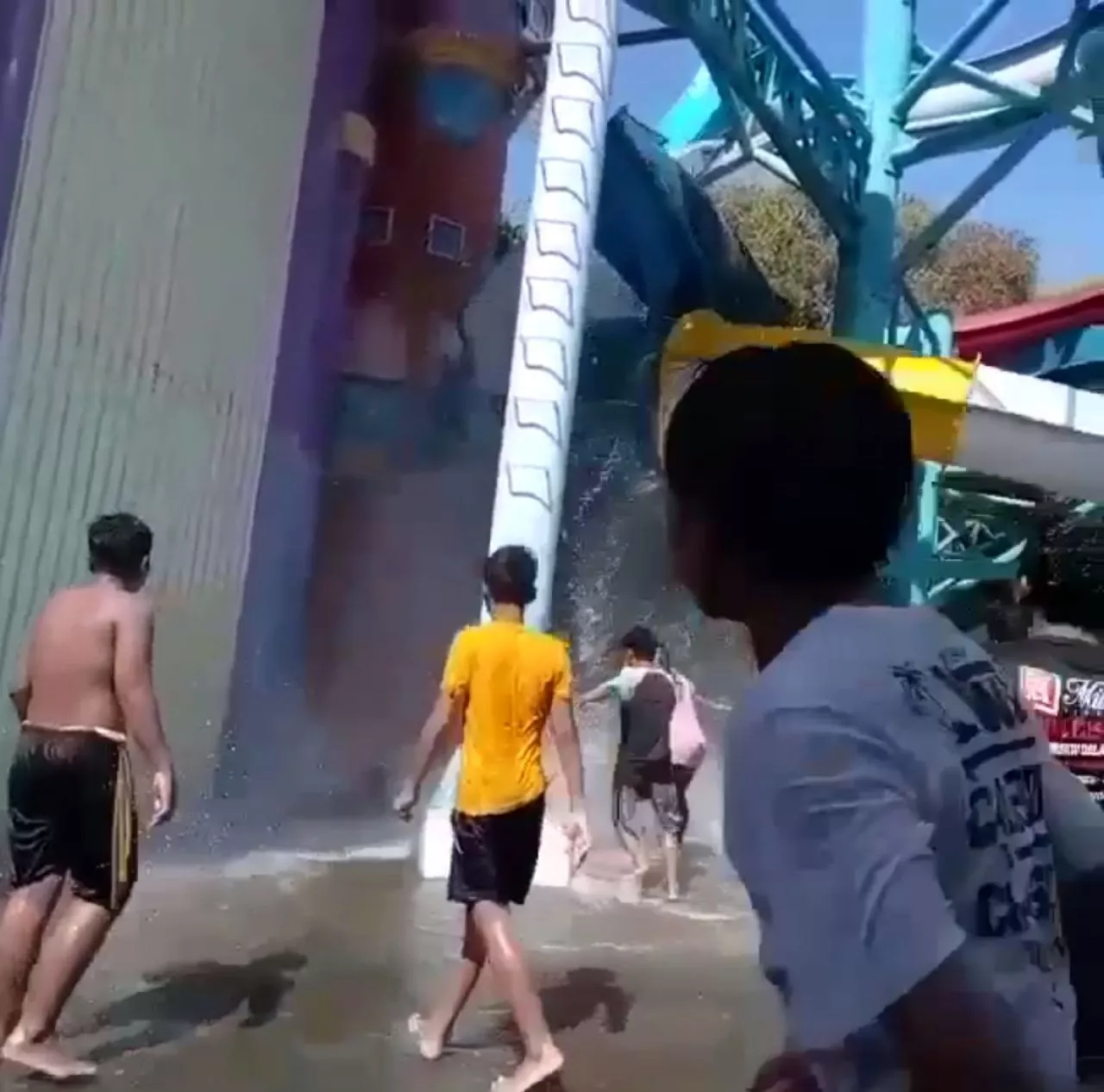 Seluncuran Kolam Renang Kenjeran Water  Park Ambrol, Makan Korban