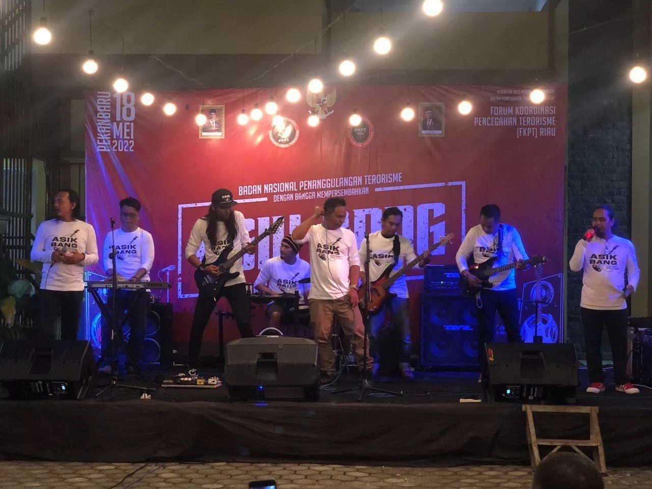 Millenial menggunakan musik sebagai media komunikasi antar mereka