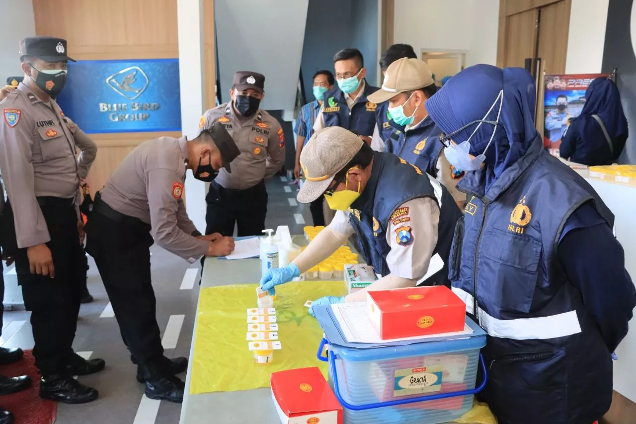 Kapolrestabes Surabaya Laksanakan Tes Urine Mendadak