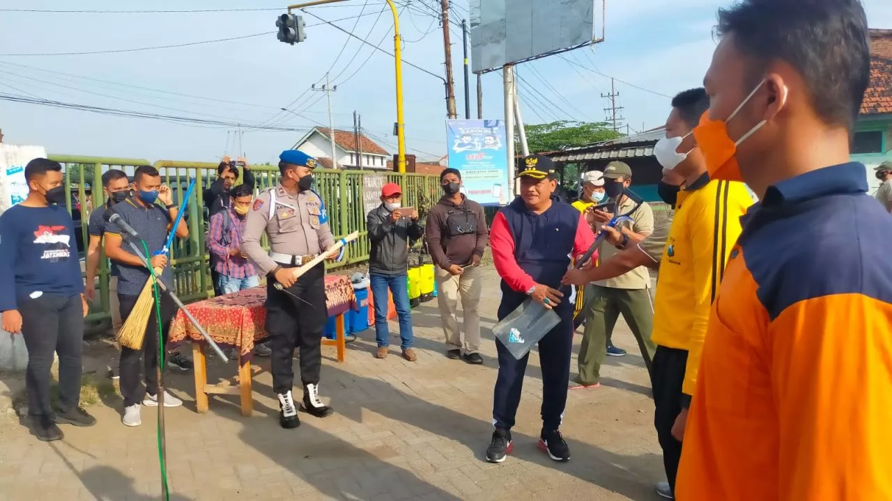 Polres Nganjuk Geruduk Pasar Hewan, Lakukan Sterilisasi Demi Tangkal PMK