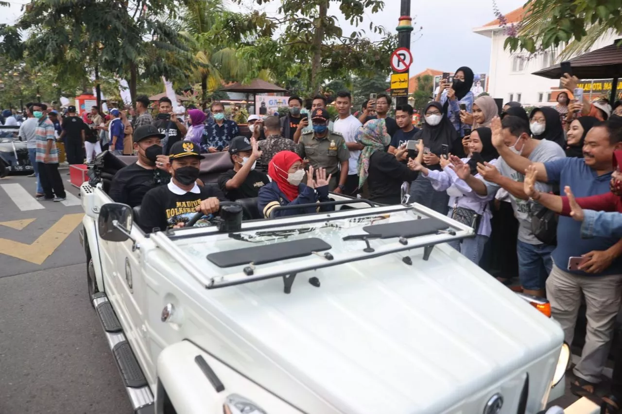 Gubernur Khofifah Naik Volkswagen Safari Keliling Kota Madiun