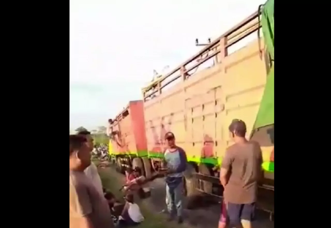 Truck Keramik Tersesat di Jalan Sawah Kabupaten Nganjuk, Sopir Merasa Jalan di TOL