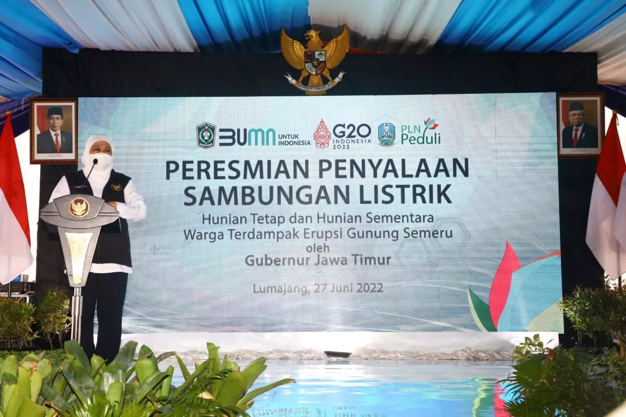 Gubernur Khofifah Nyalakan Sambungan Listrik 1.951 Relokasi Hunian Tetap (Huntap) APG  Semeru