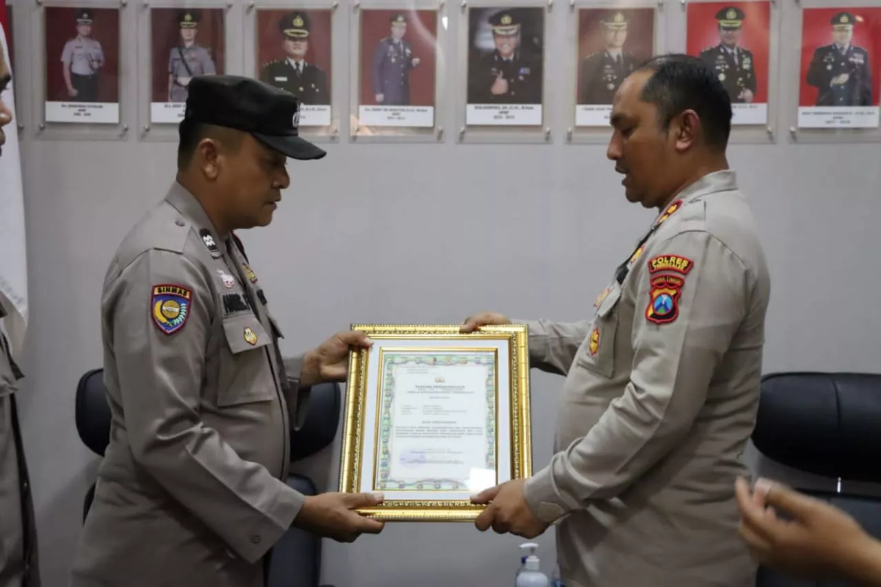 Pertemukan Kembali Kakek Muhadi dengan Keluarga,Kapolres Trenggalek Berikan Penghargaan Aiptu Haris