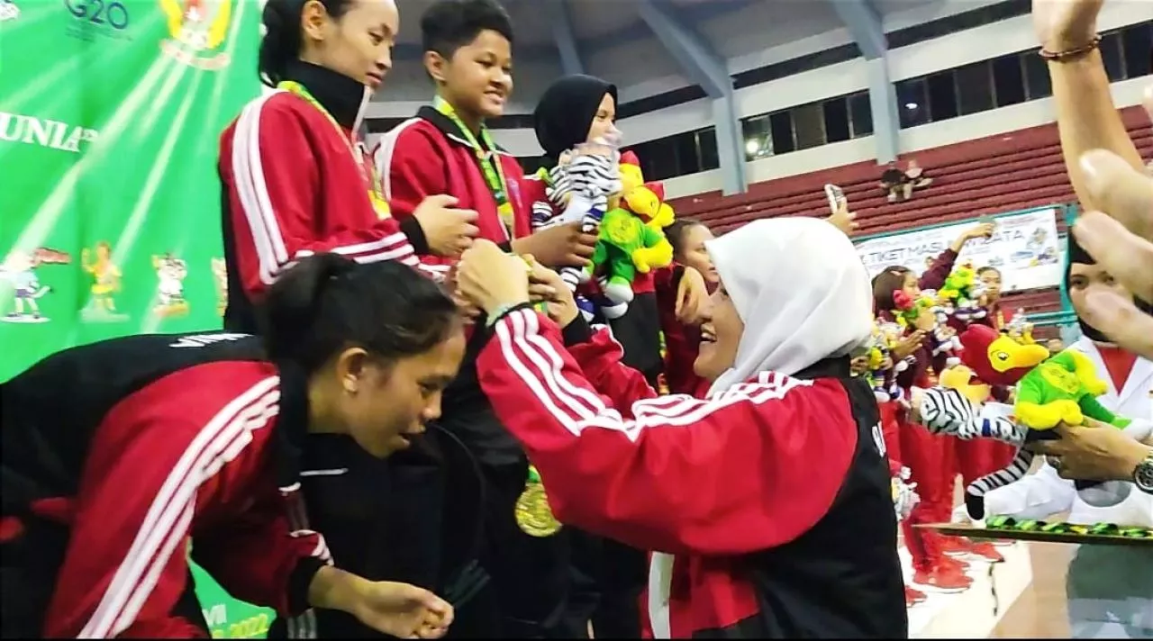 Berhasil Kawinkan Emas, Reni Puji Kegigihan Tim Bola Voli Surabaya