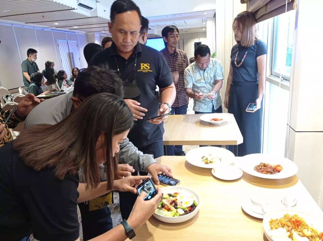 PFI Kota Surabaya beri Pelatihan Fotografi Smartphone kepada Staf Hotel