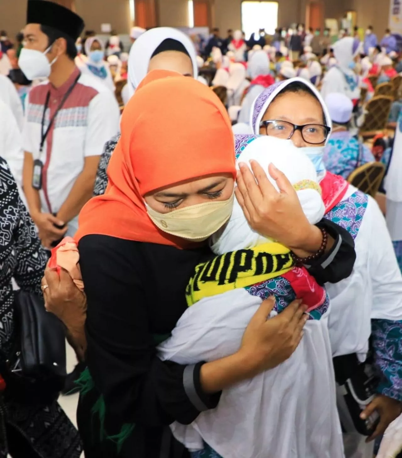 Gubernur Khofifah Pantau Langsung Skrining Kesehatan Kloter Pertama Jamaah Haji embarkasi surabaya