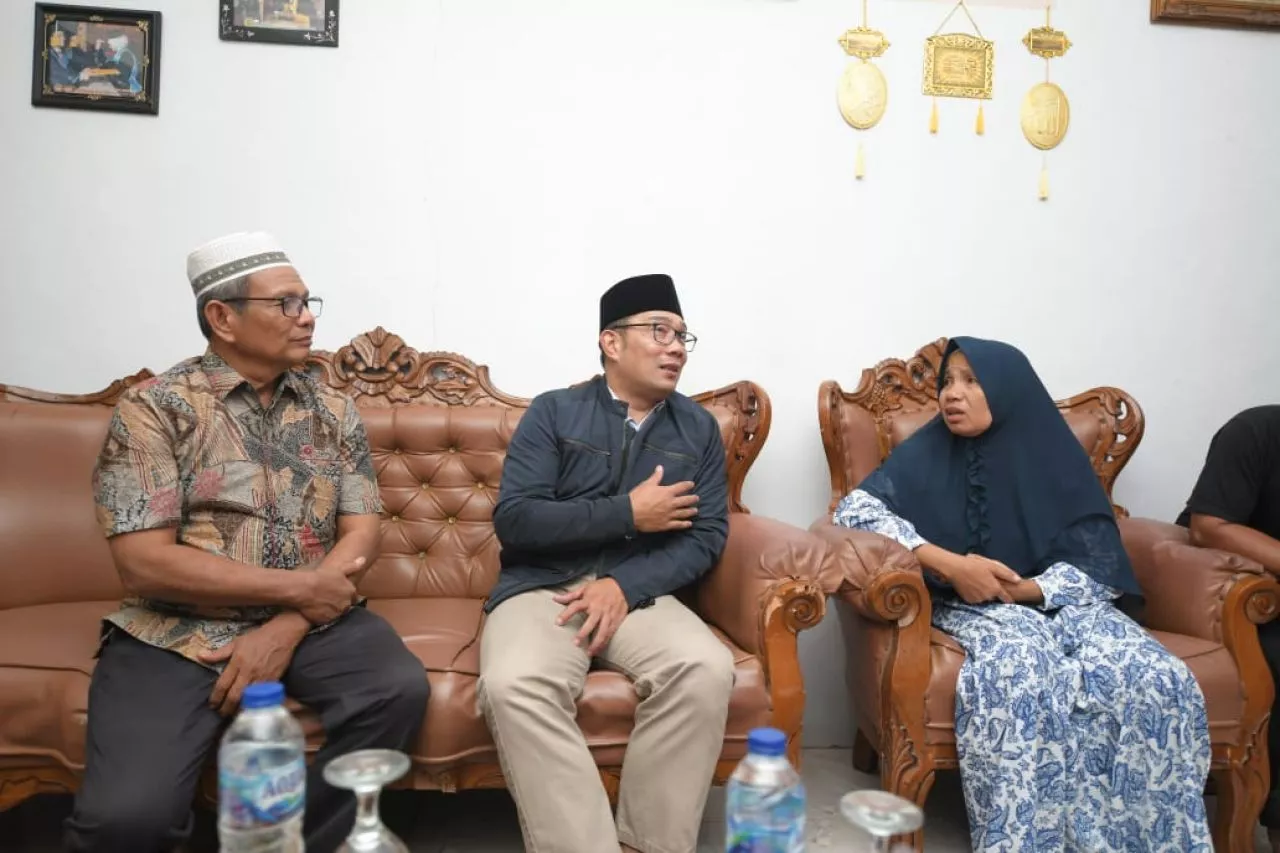 Ridwan Kamil Sambangi Keluarga Ikhsan, Pelajar yang Hanyut di Sungai Bangek Padang
