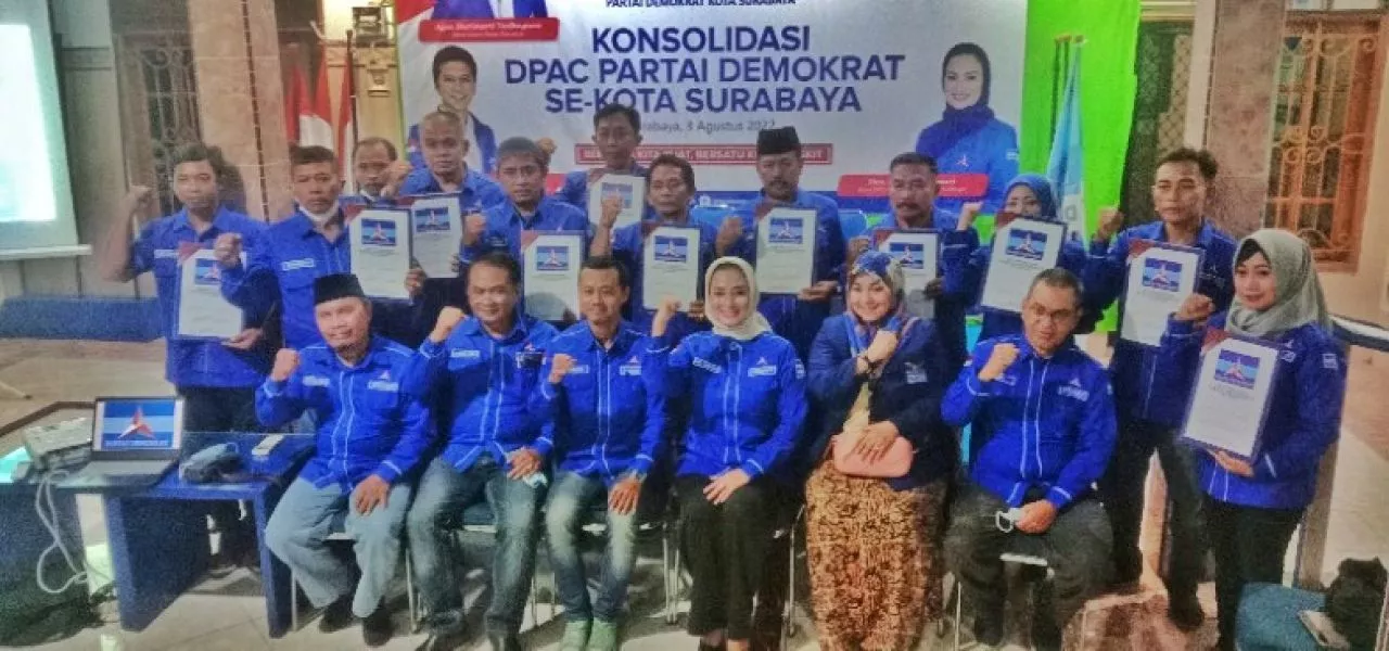 Serahkan SK, Lucy Gantikan 12 DPAC Demokrat yang Mundur