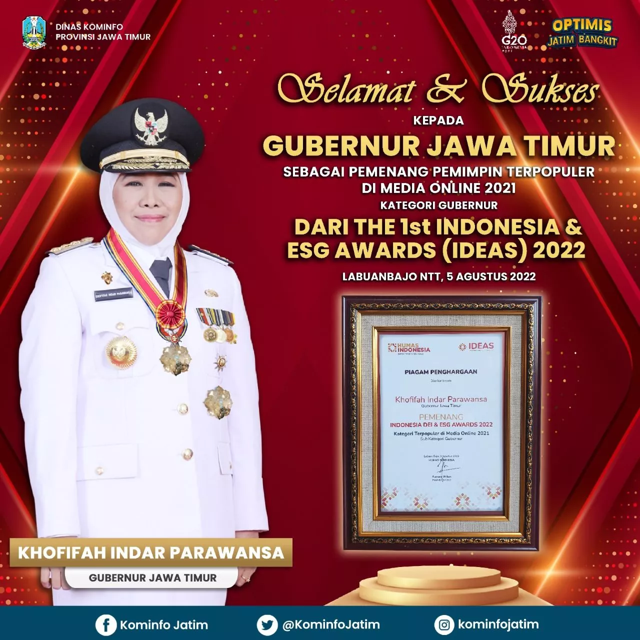 Khofifah Indar Parawansa menerima anugerah sebagai Pemimpin Terpopuler di Media Online tahun 2021