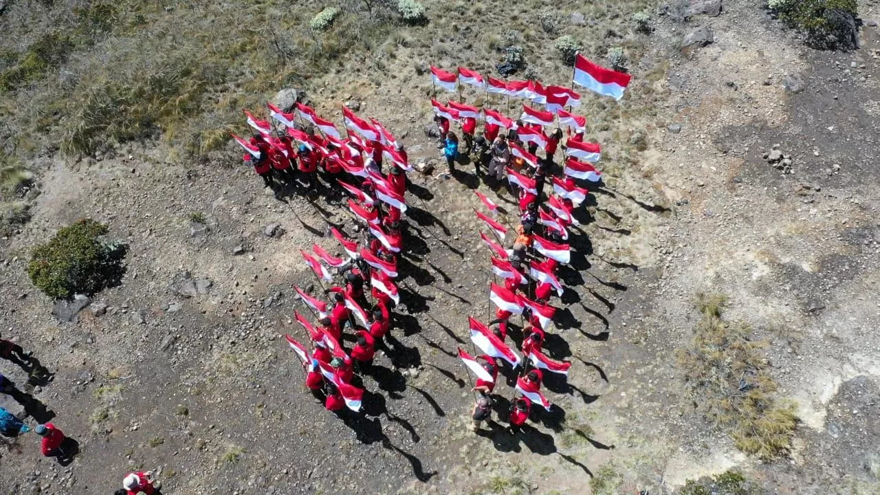 Tim Ekspedisi 77 Berhasil Kibarkan Bendera Merah Putih di puncak Arjuno