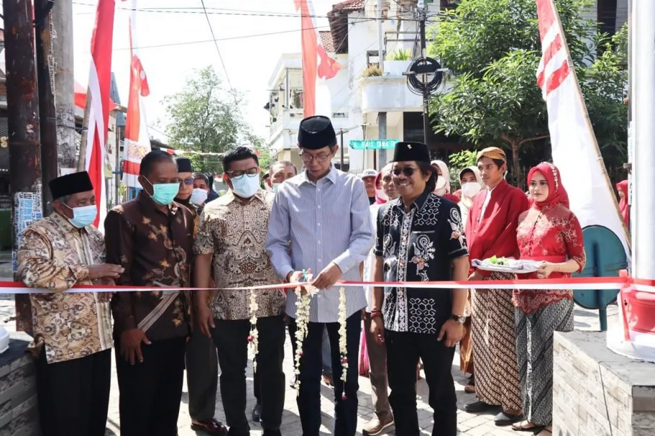 Ketua DPRD Surabaya Resmikan Gapura Kemerdekaan Kampung Bibis Tama