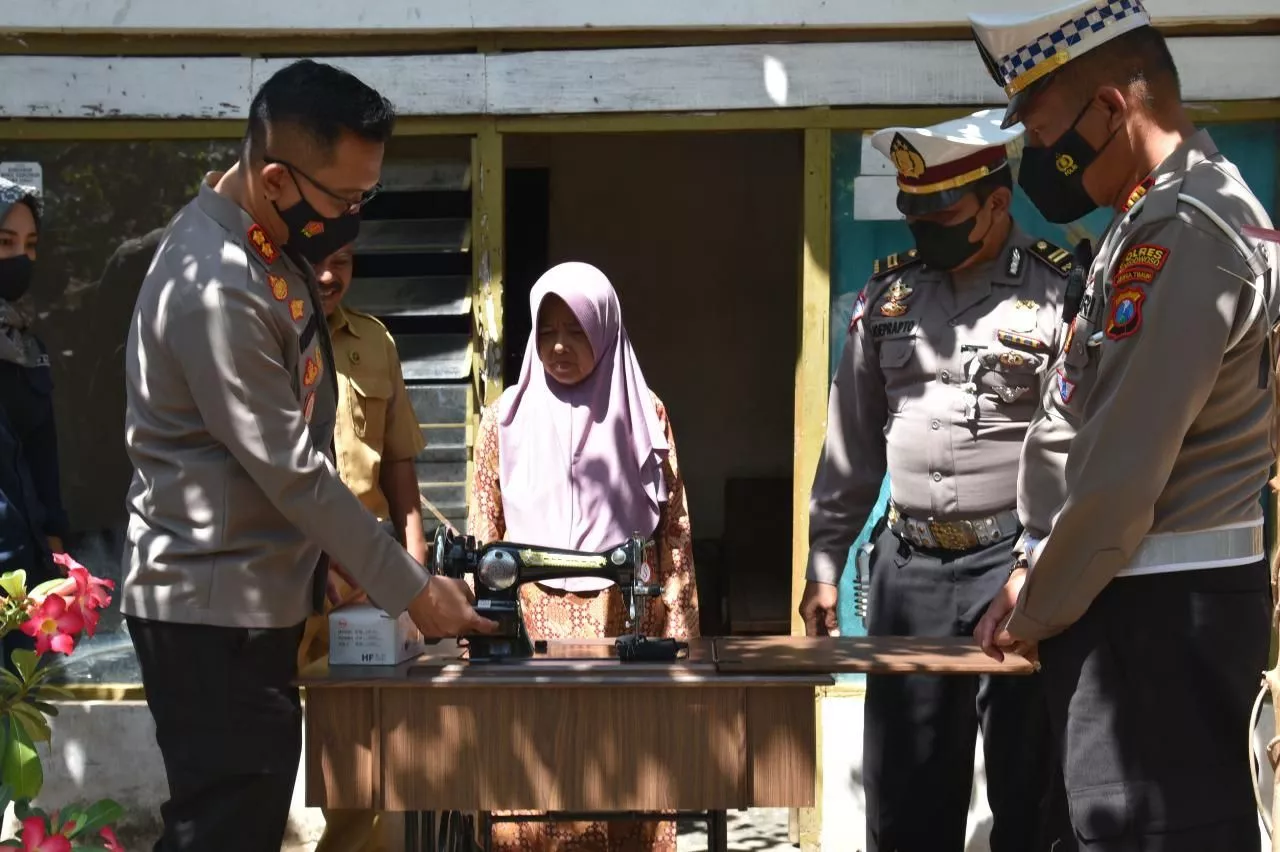 Polres Bondowoso Berikan Santunan untuk Keluarga Korban Laka Lantas
