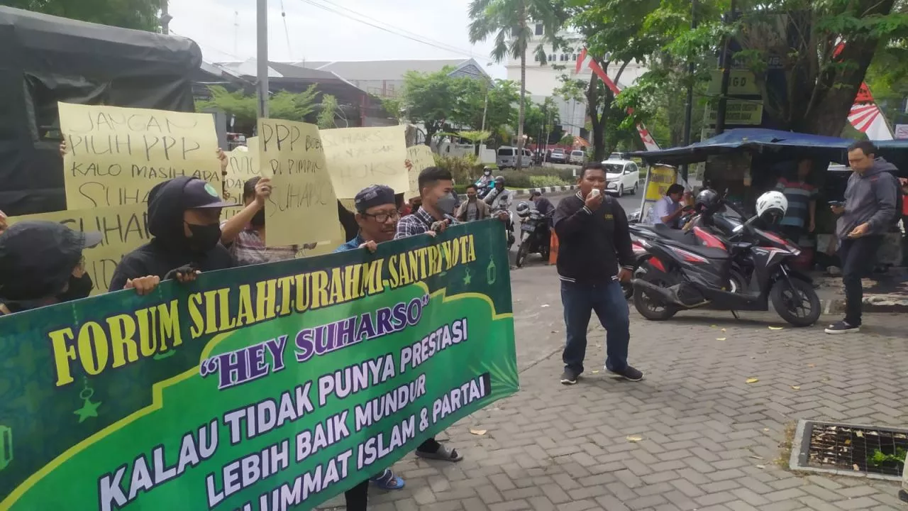 Desak Soharso Monoarfa Mundur, FOSSKOT Geruduk Kantor DPW PPP Jatim