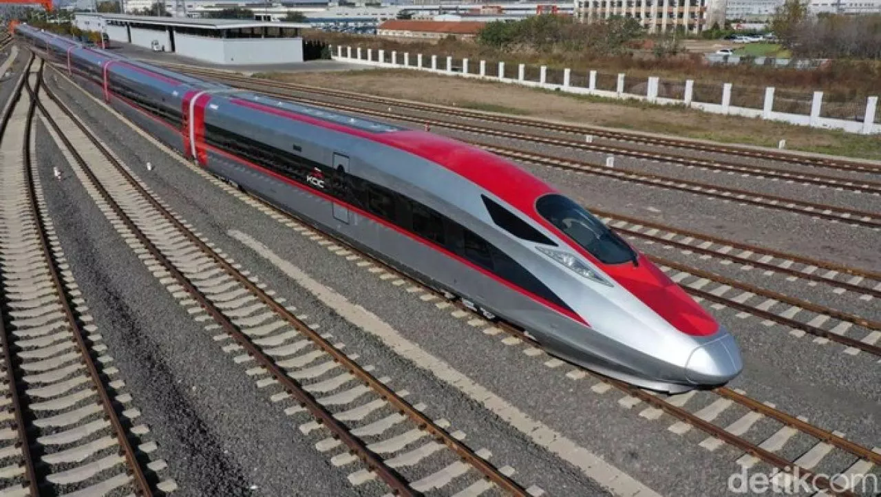 China Kado Kereta Cepat untuk Indonesia