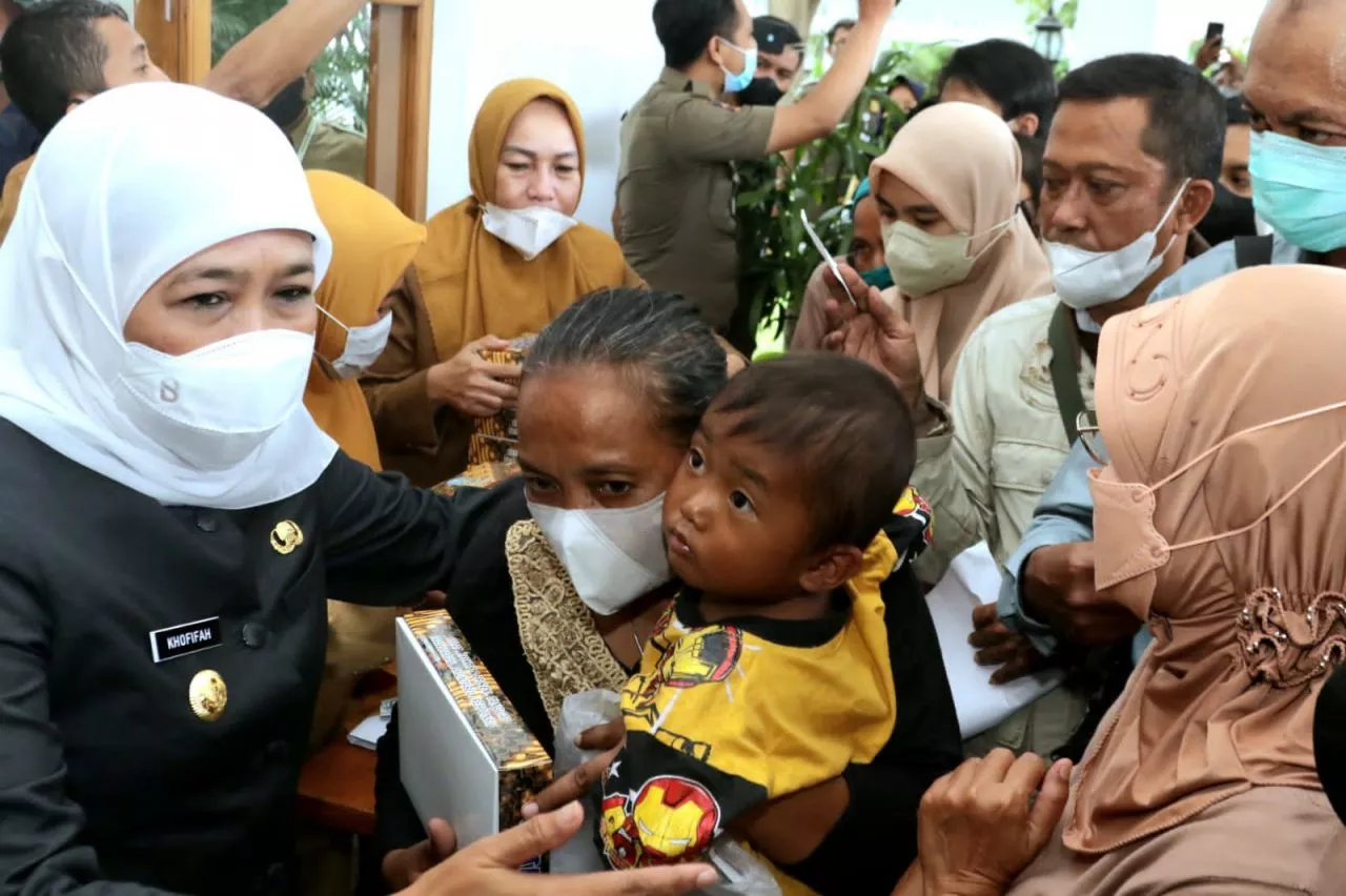 Gubernur Khofifah Bagikan 77 Ribu Bendera Merah Putih untuk Masyarakat Jatim