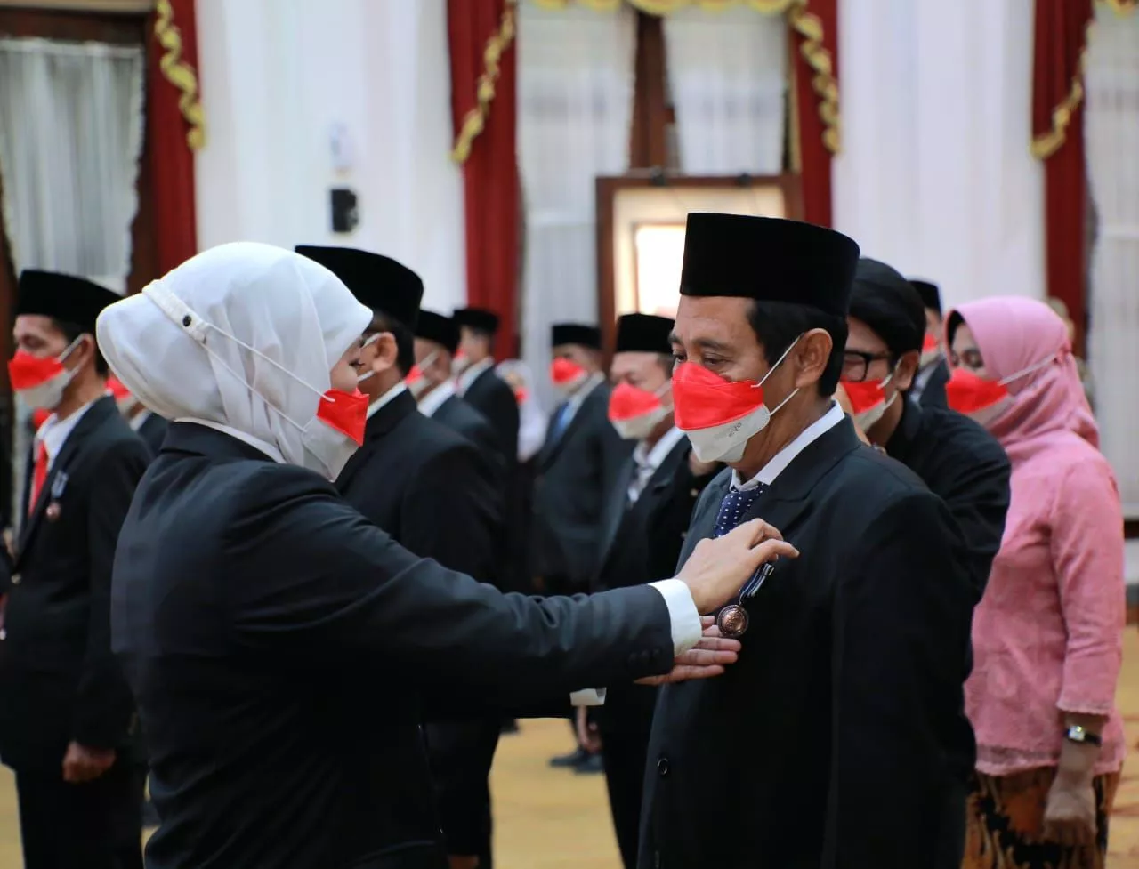 150 ASN Jatim Terharu Saat Terima Anugerah Satyalancana Karya Satya 2022
