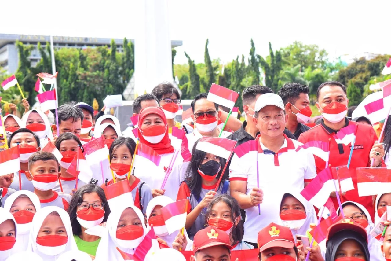 Jelang HUT Ke-77 RI,  Mendagri Bersama Gubernur Khofifah  Galakkan Gerakan Berbagi 10 Juta Bendera