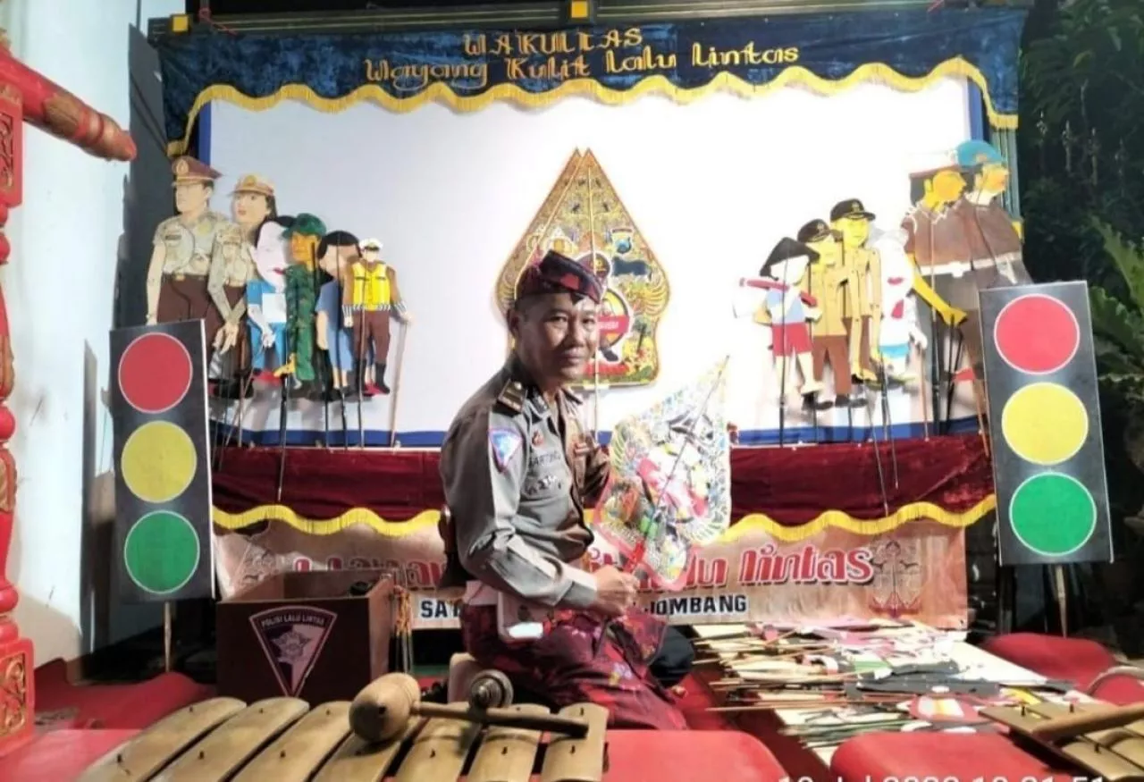 Dalang sekaligus Polisi, Iptu Sartono Sosialisasikan Program Kepolisian Lewat Wayang Kulit