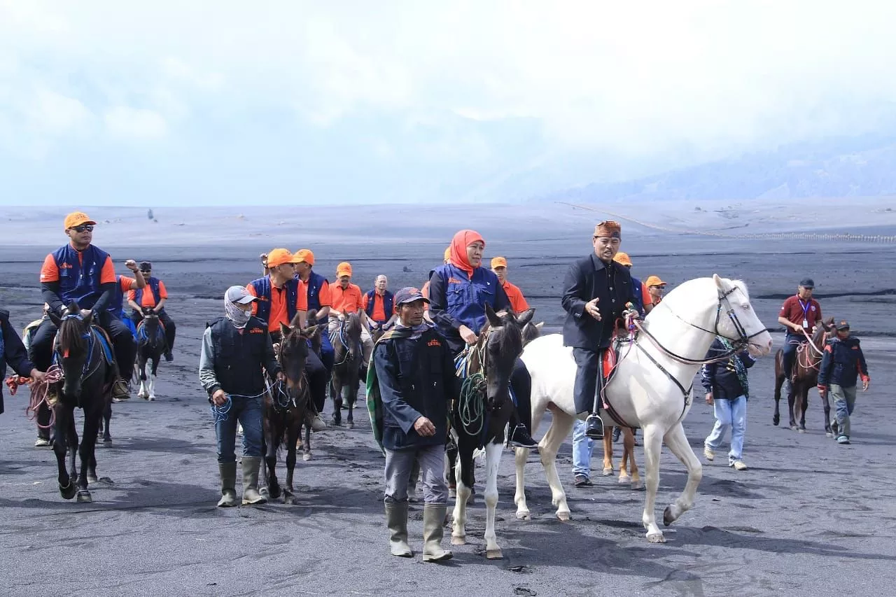 Gubernur Khofifah Ajak Wisatawan Cicipi Keindahan Gunung Bromo, Kawah Ijen dan Pulau Gili Iyang