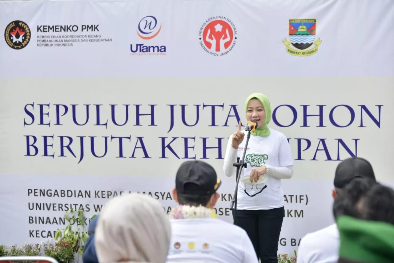 Atalia Ajak Masyarakat Tanam Pohon di Lahan Kritis