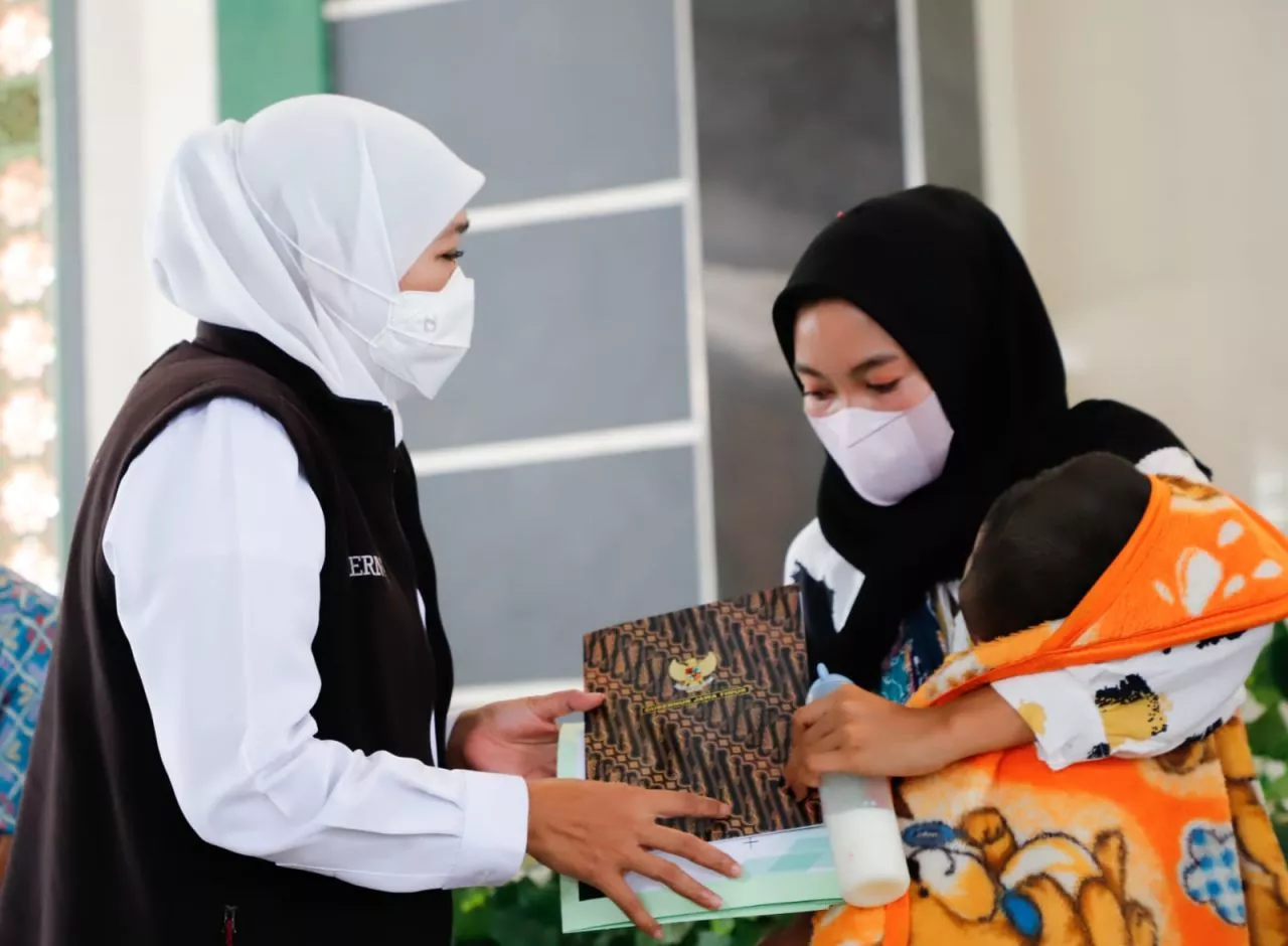 Gubernur Serahkan Program Perlindungan Sosial Dampak Inflasi dan Kenaikan BBM di Lamongan