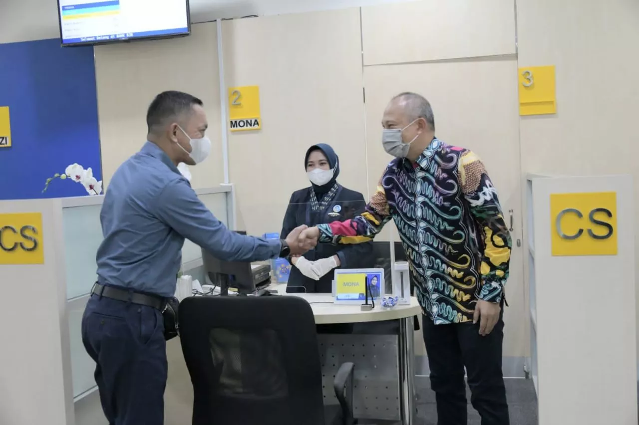 Sekda Jabar Berikan Hadiah Pada Pelanggan bank bjb Batam