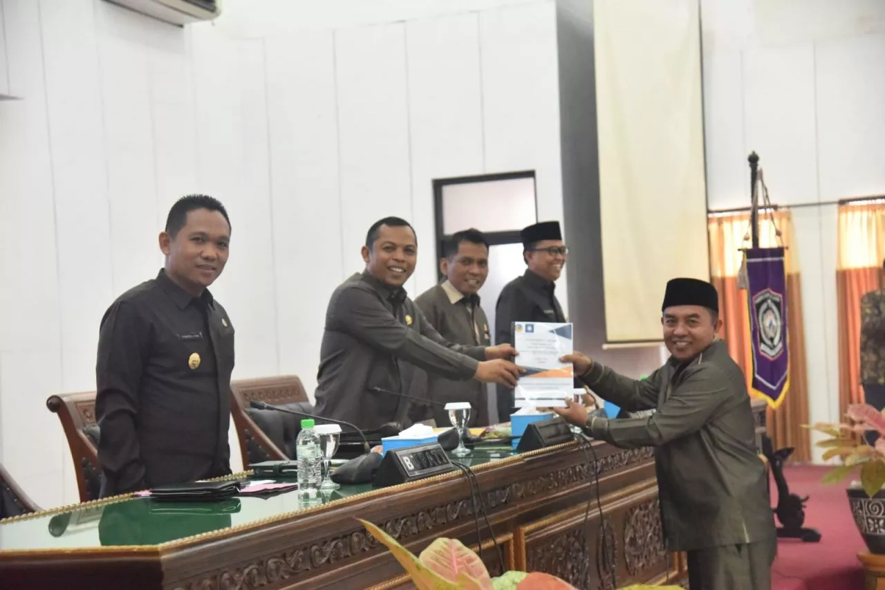 Hadiri Rapat Paripurna DPRD Lumajang, Bupati Thoriq Pimpin Pembacaan Teks Pancasila