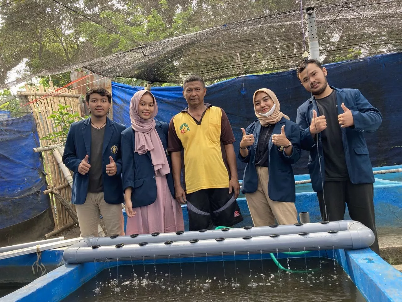Mahasiswa KKN PSDKU UB Kediri Membuat Inovasi Aquaponik Sederhana Pada Lahan Budidaya Ikan Nila