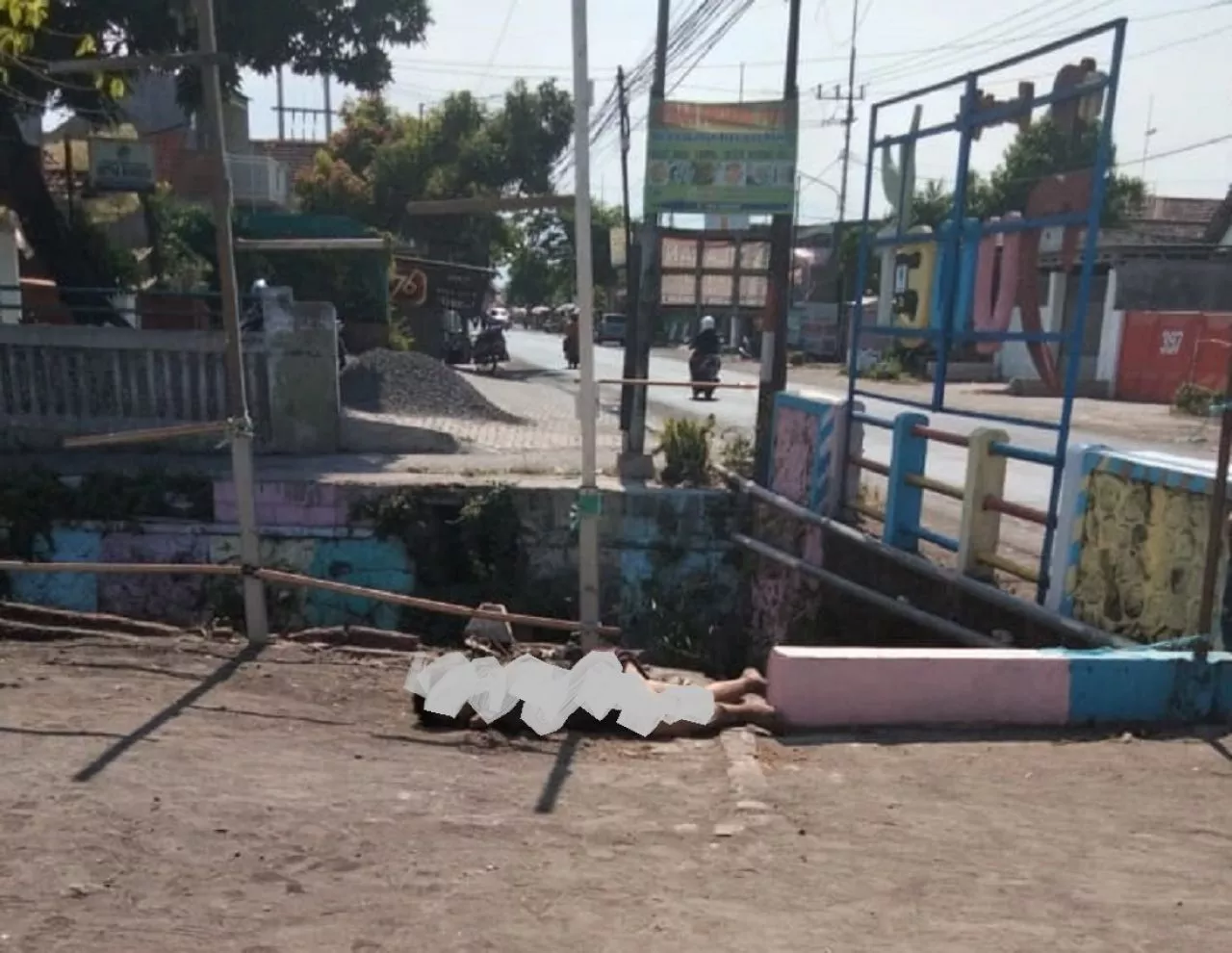 Mayat Laki-Laki Di Duga ODGJ Di Temukan Tergeletak Di Tepi Sungai Njuwet Kenongo