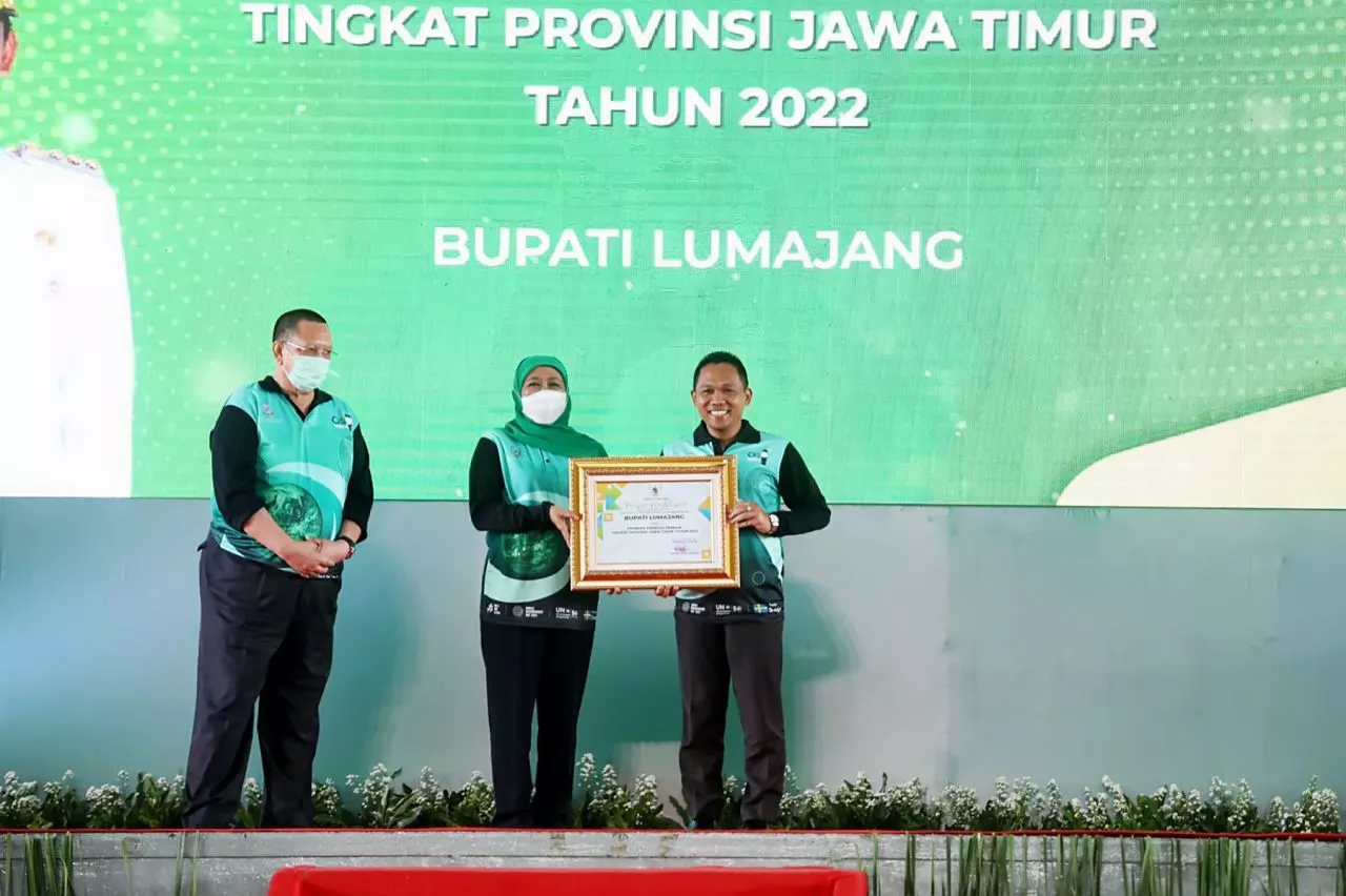 Cak Thoriq Menerima penghargaan Pembina Proklim Terbaik di tingkat Provinsi Jawa Timur