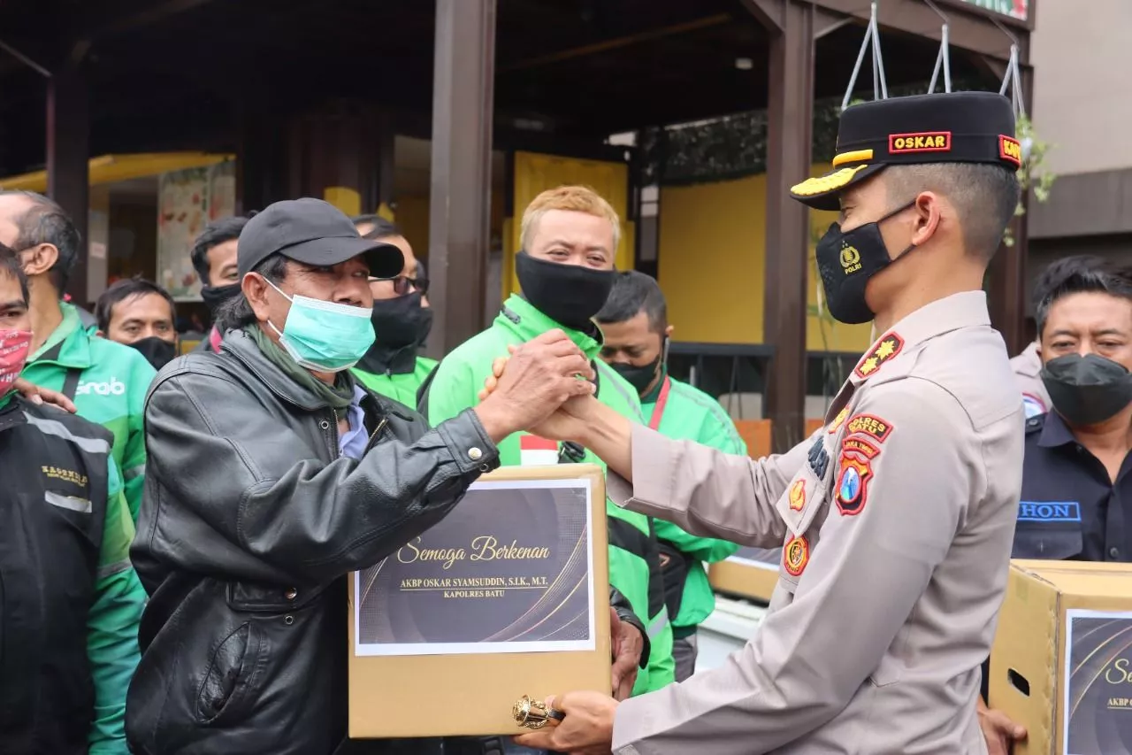 Polres Batu Berikan Bantuan Paket Sembako kepada Puluhan Ojol