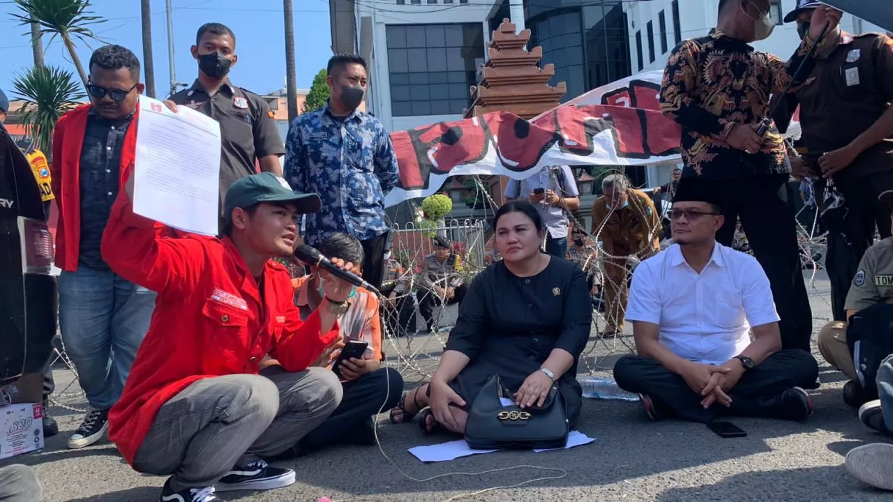 Di depan DPRD Jatim, GMNI Surabaya: Mobil Pribadi Tak Boleh Dapat BBM Bersubsidi