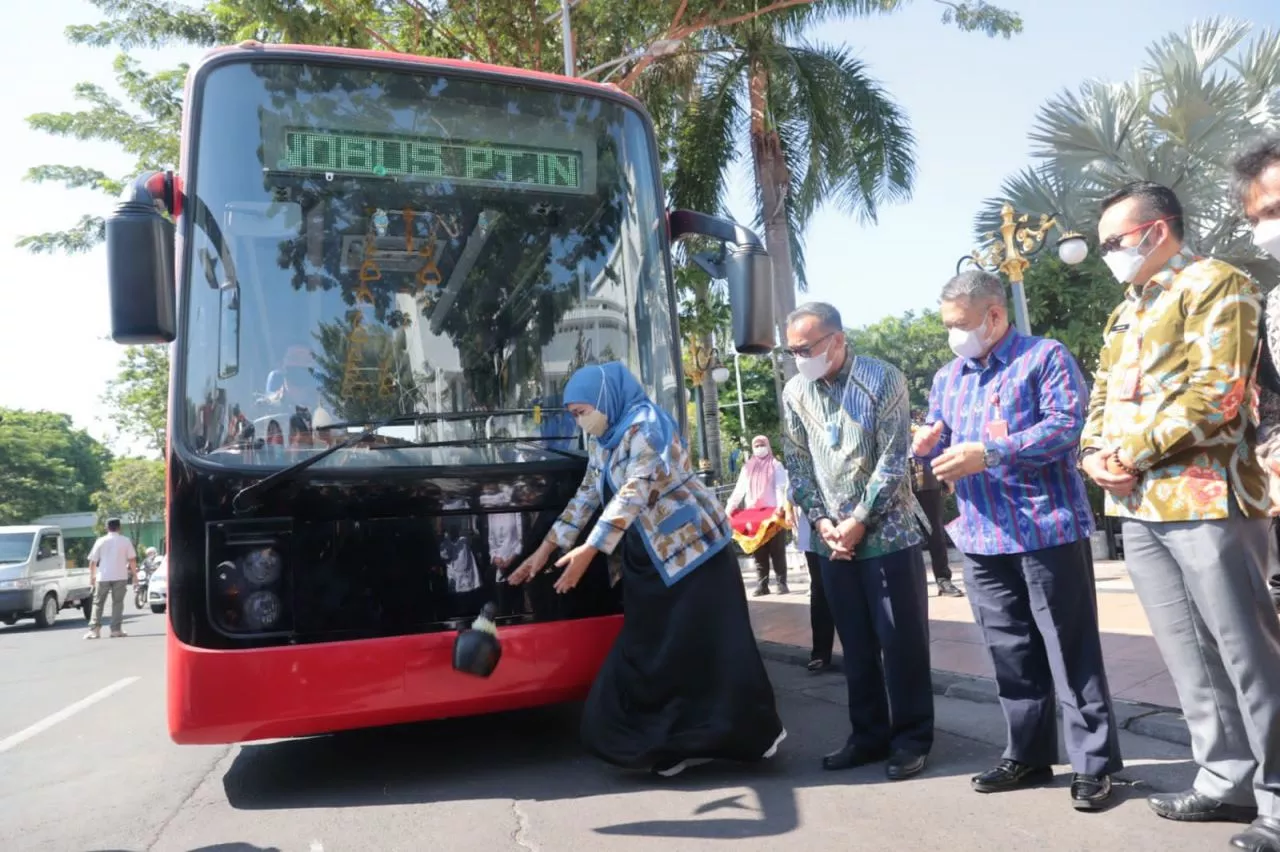 Gubernur Jawa Timur luncurkan Bus Listrik Merah Putih Produksi PT. INKA Untuk Dukung KTT G20 di Bali
