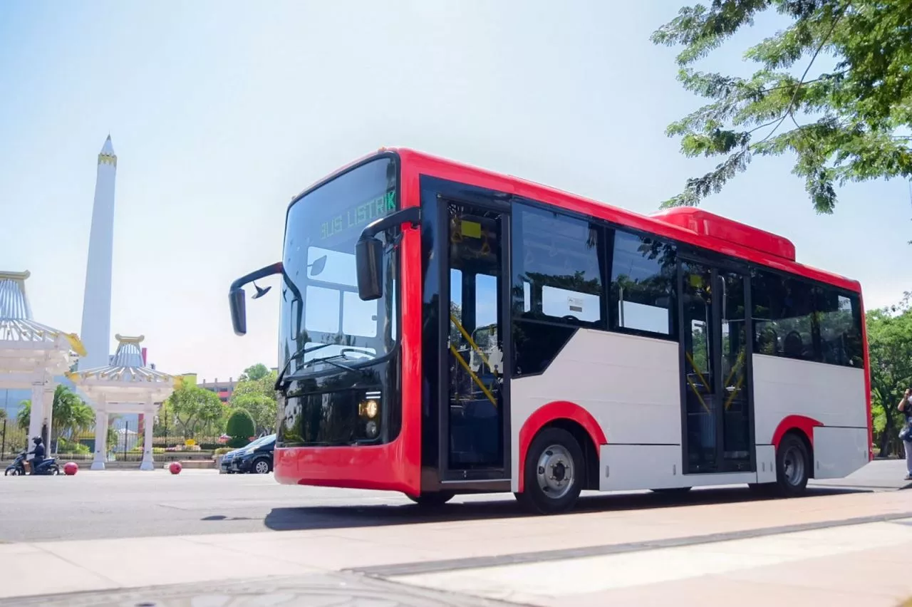 Bus Listrik Einobus, Cukup  Charge 1,5 Jam bisa tempuh 160 Km