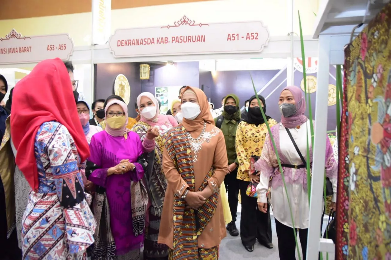 Arumi Bachsin Promosikan Batik dan Kerajinan Jawa Timur di hadapan Ibu Hj Iriana Joko Widodo