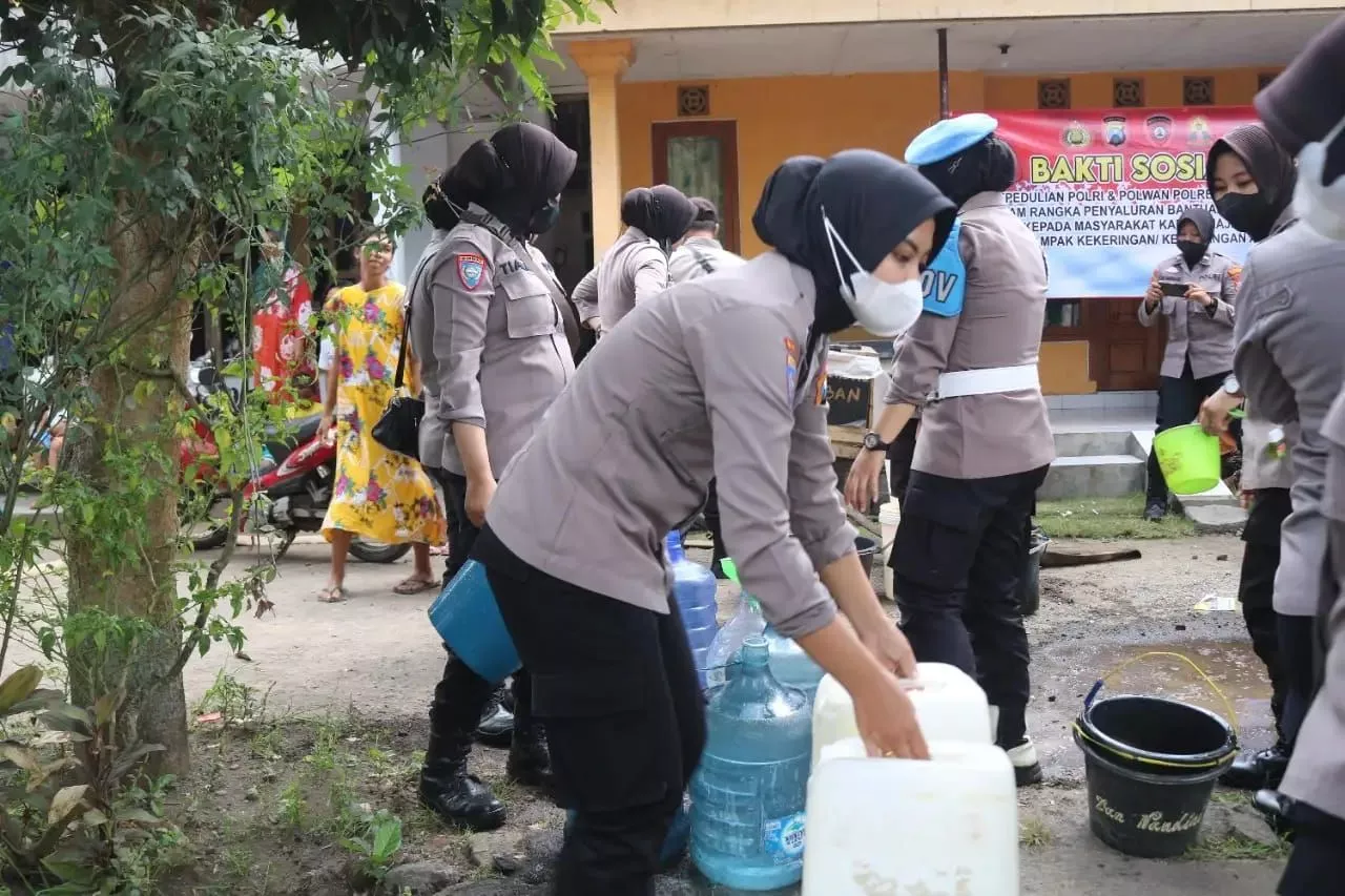 Polwan Polres Lumajang Bantu Warga Terdampak Krisis Air