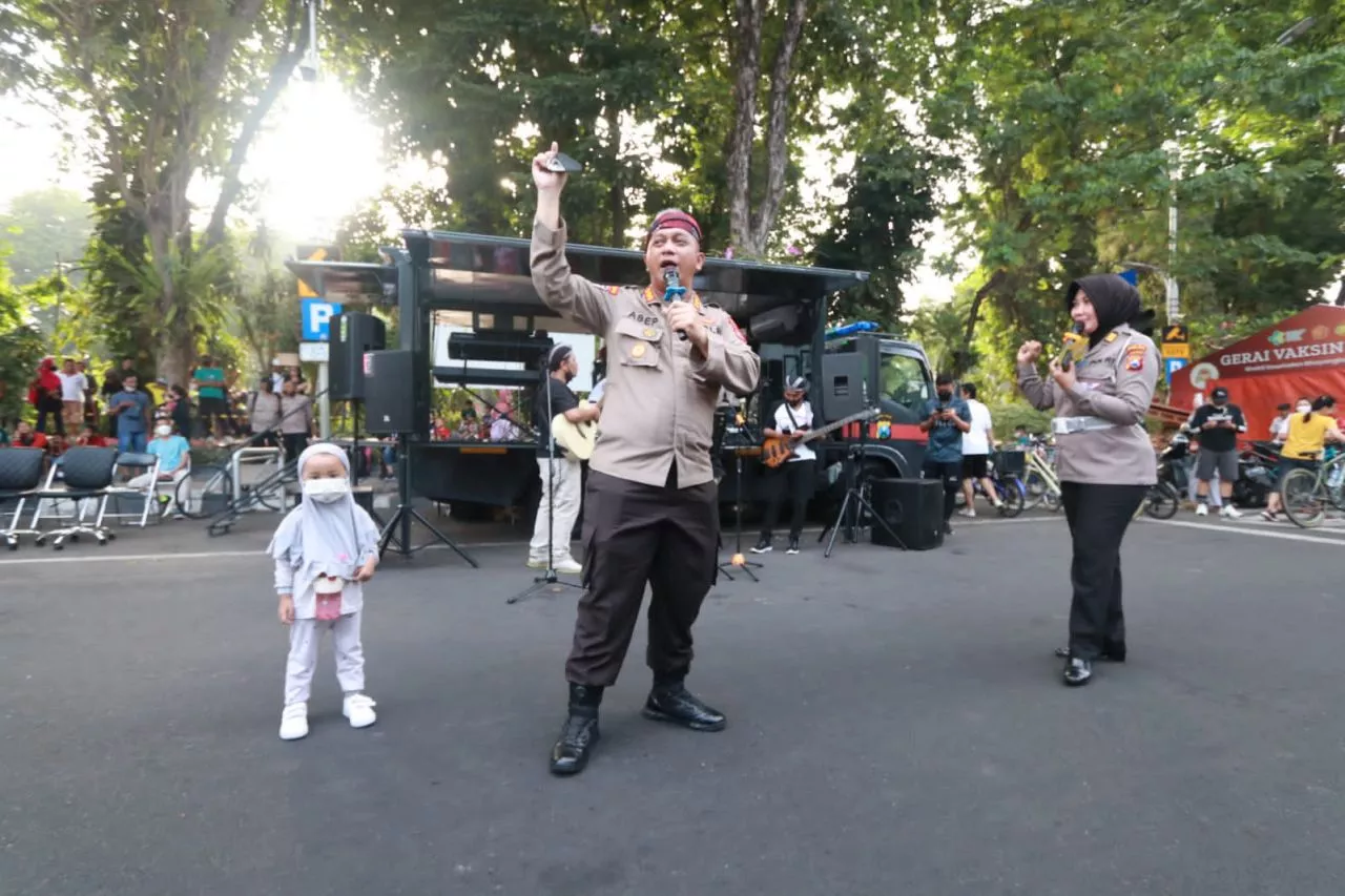 Mobil Anggrek Semeru Ditbinmas Polda Jatim Lakukan Sosialisasi Layanan Kepolisian
