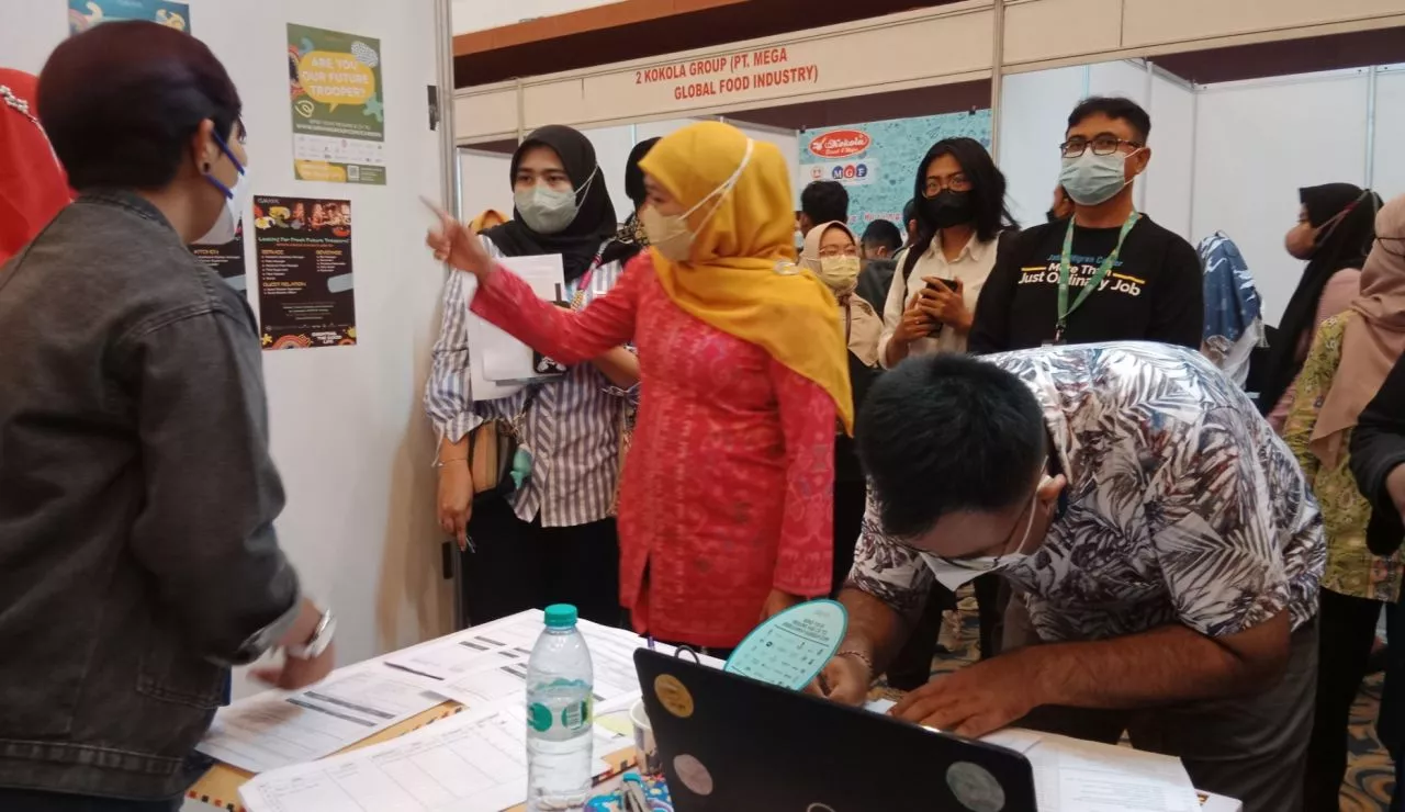 Gubernur Khofifah Tinjau Pelaksanaan Job Fair 2022