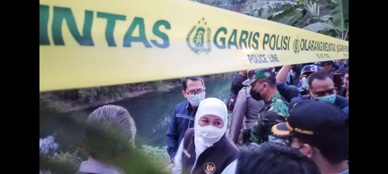 Gubernur Khofifah Tinjau Jembatan Gantung Putus