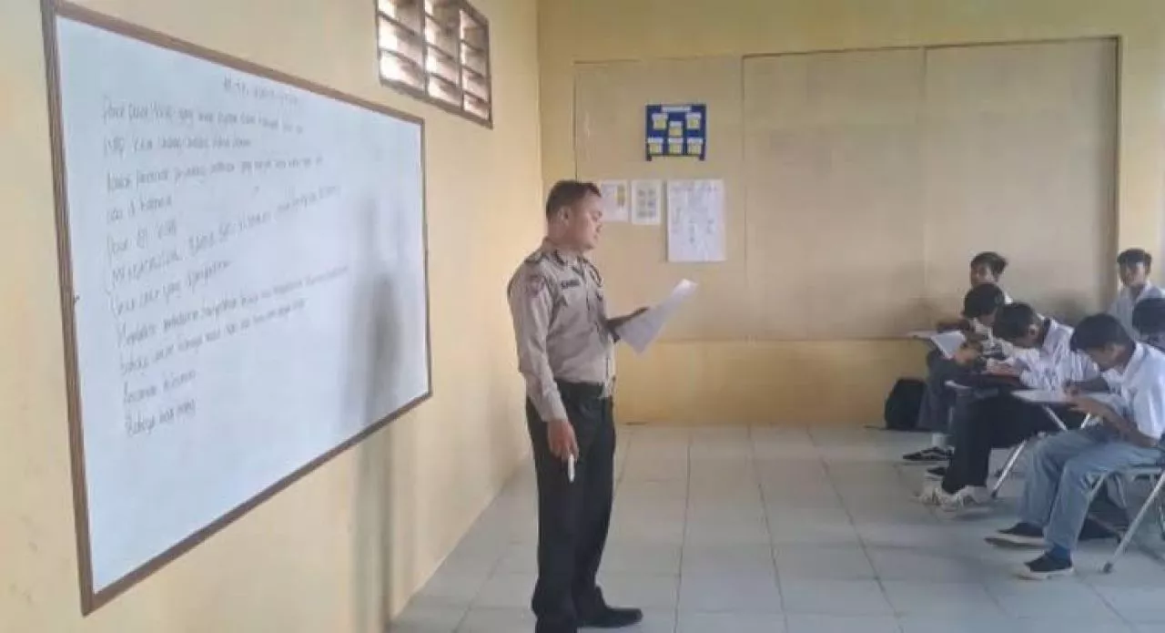 Kisah Bripka Sandi-Aipda Yuniar, Anggota Polri yang Berkontribusi untuk Pendidikan dan UMKM
