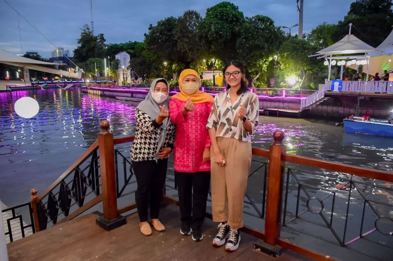 Gubernur Khofifah Ajak Penyandang Disabilitas Peserta Job Fair Nikmati Cantiknya Grahadi Malam Hari