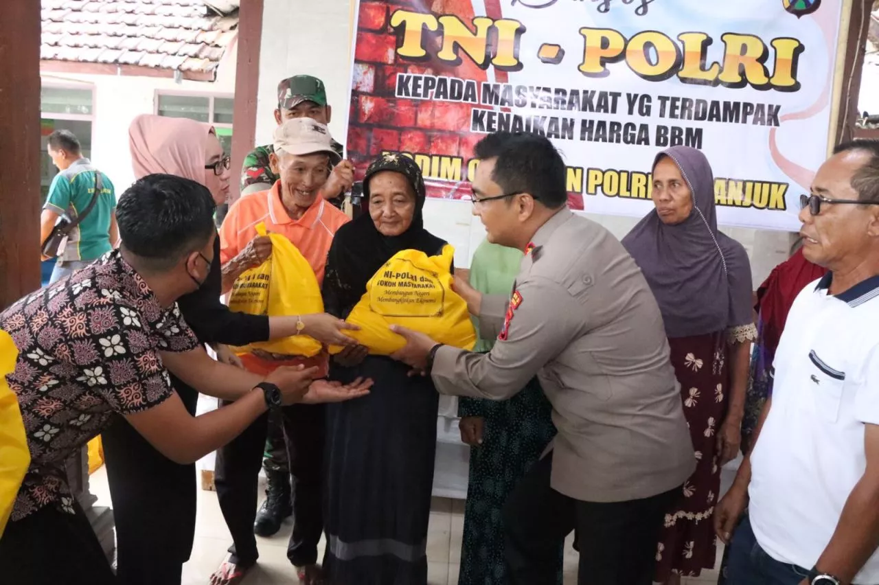 Polres Nganjuk gandeng Kodim 0810  Gelar Baksos Bagi Masyarakat Terdampak Kenaikan BBM